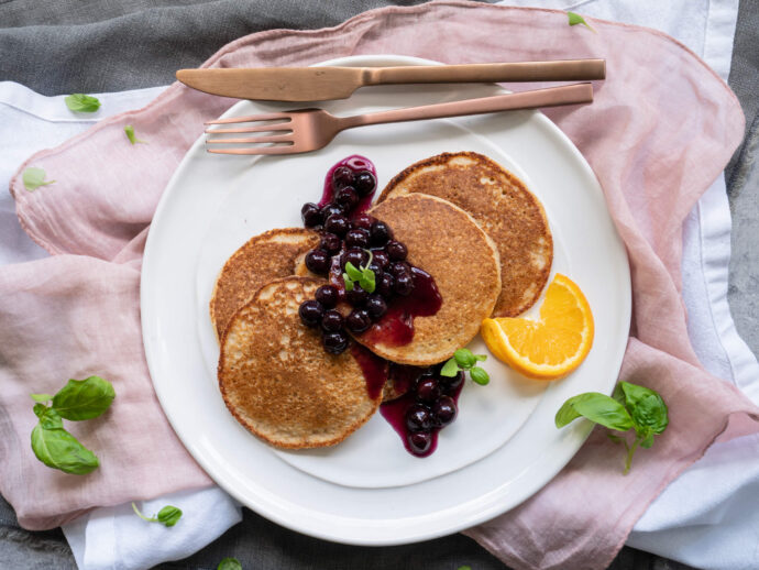 Easy-Peasy Hot Cakes with Glossy Berry Compote